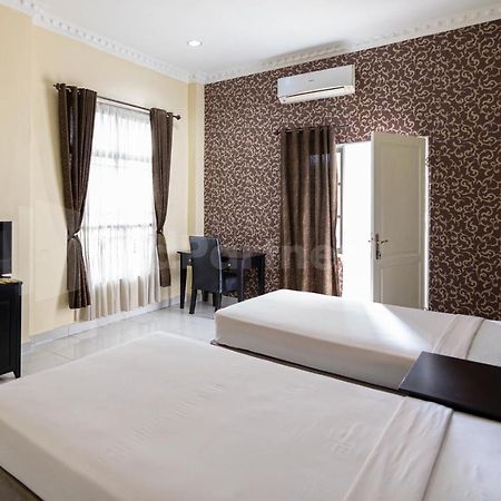 Hotel Carolina Transit Medan Esterno foto