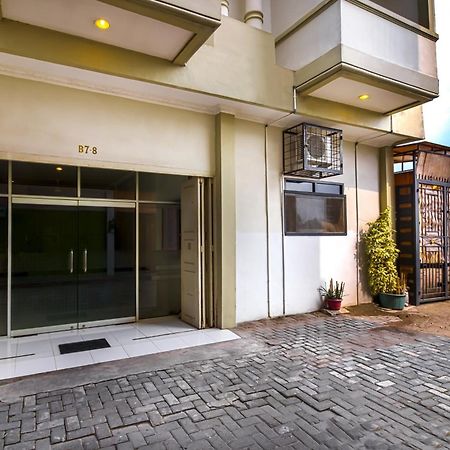 Hotel Carolina Transit Medan Esterno foto