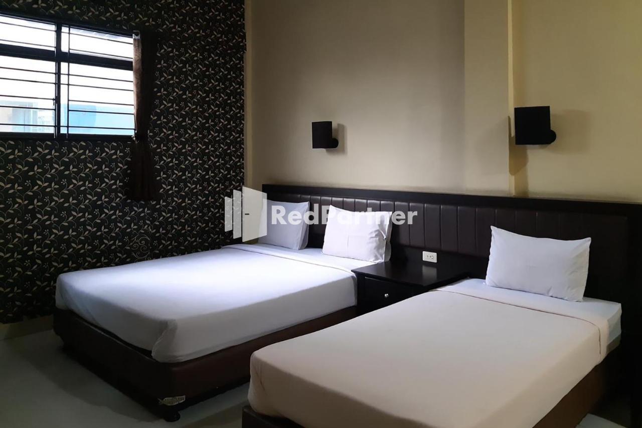 Hotel Carolina Transit Medan Esterno foto
