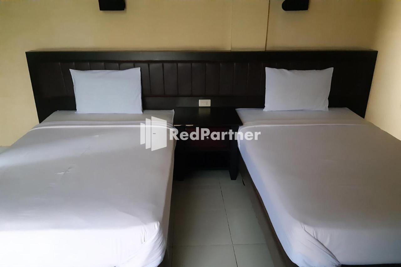 Hotel Carolina Transit Medan Esterno foto