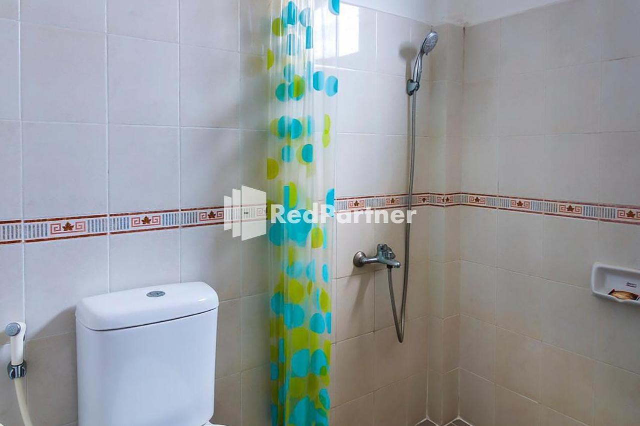 Hotel Carolina Transit Medan Esterno foto
