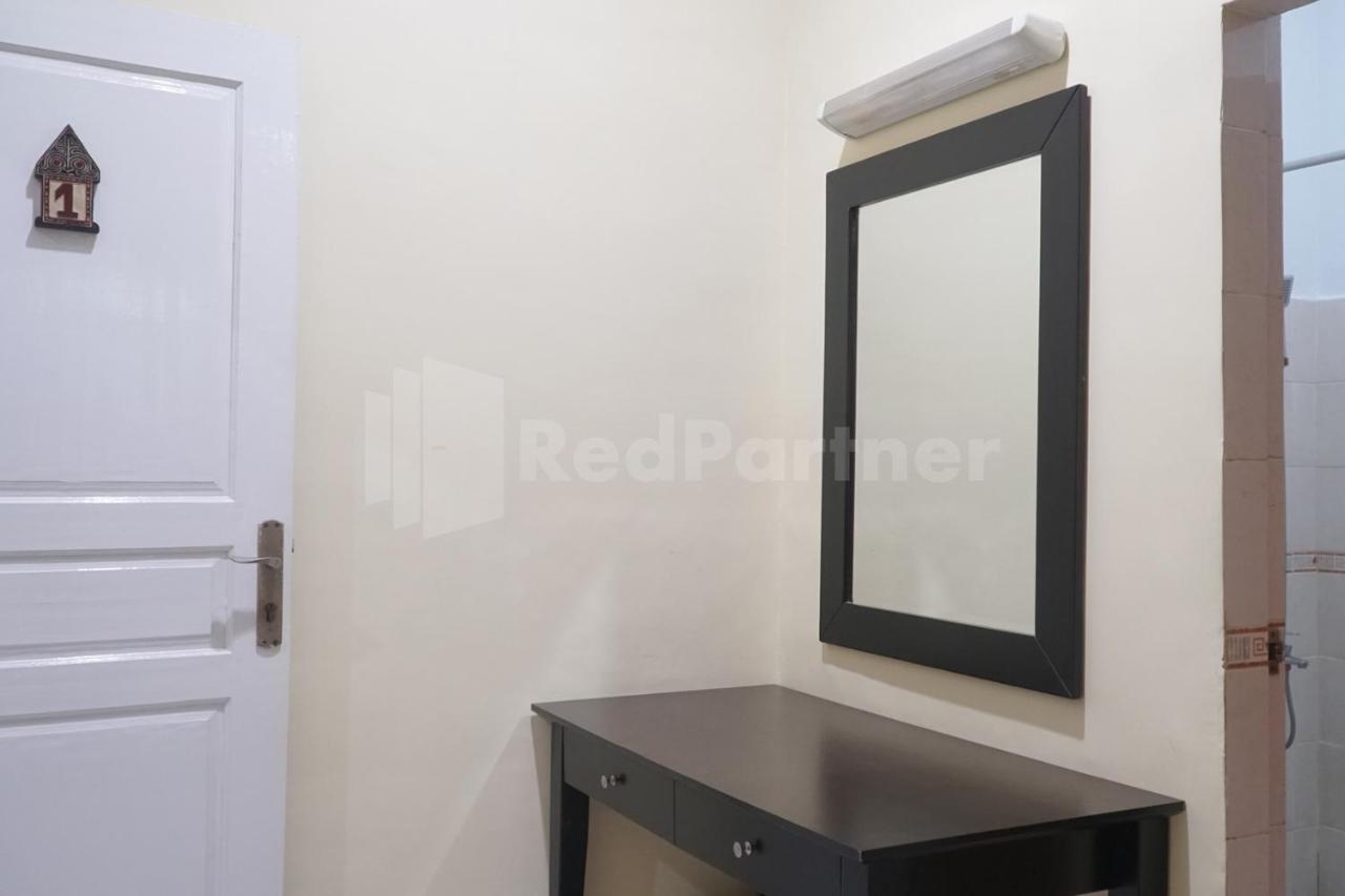 Hotel Carolina Transit Medan Esterno foto