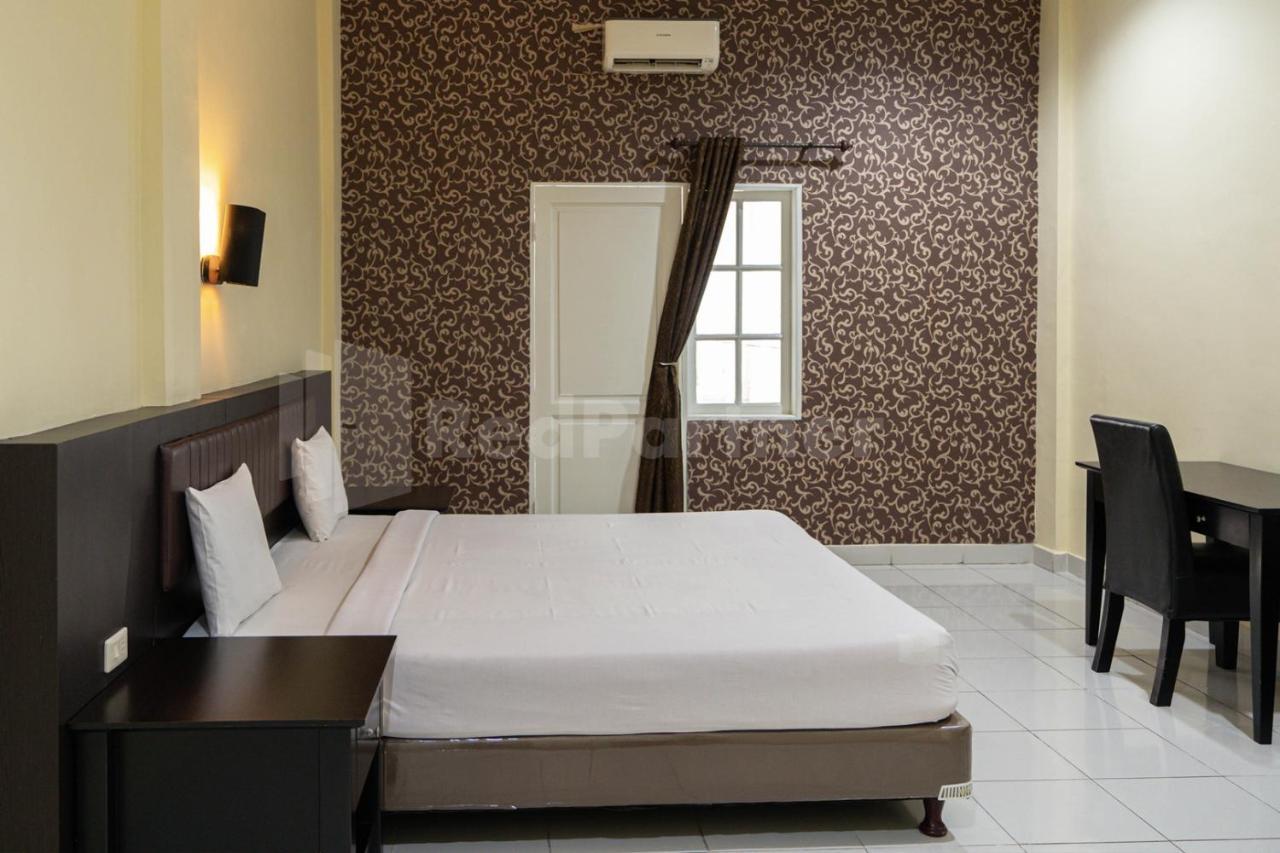 Hotel Carolina Transit Medan Esterno foto