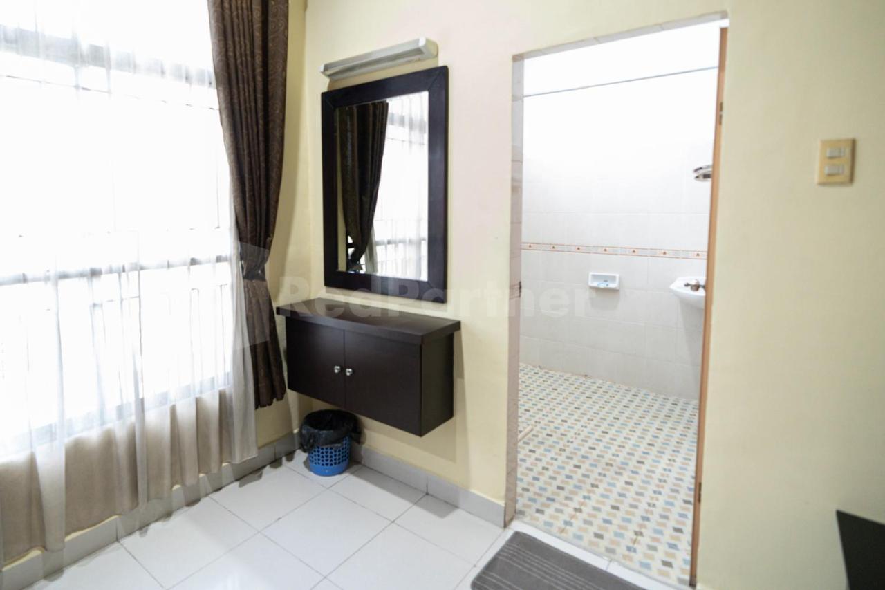 Hotel Carolina Transit Medan Esterno foto