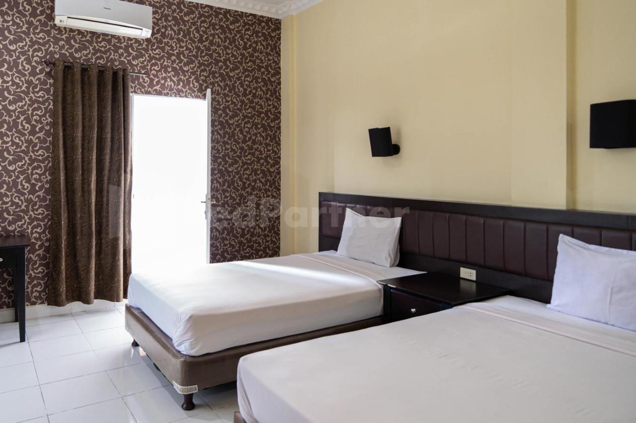 Hotel Carolina Transit Medan Esterno foto