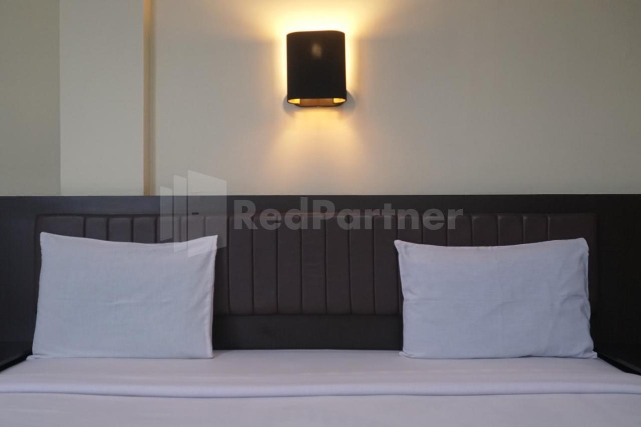 Hotel Carolina Transit Medan Esterno foto