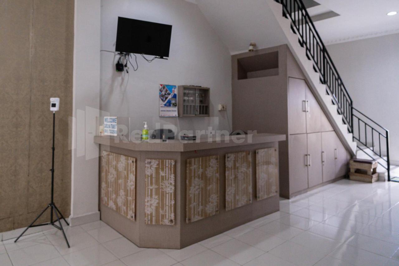 Hotel Carolina Transit Medan Esterno foto