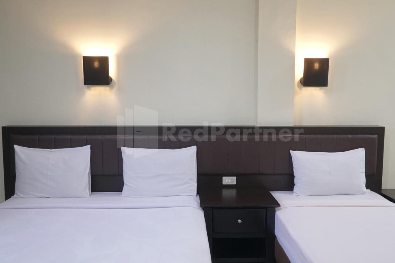 Hotel Carolina Transit Medan Esterno foto