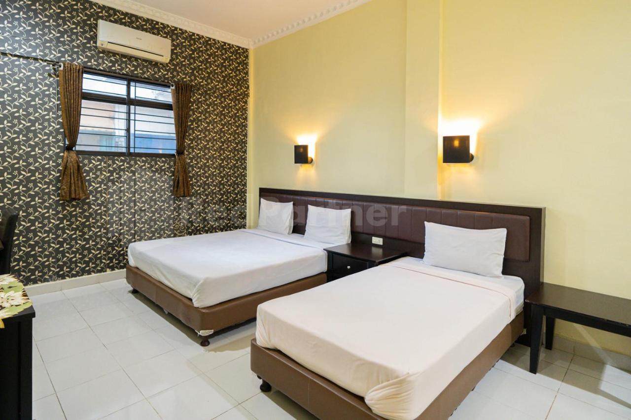 Hotel Carolina Transit Medan Esterno foto