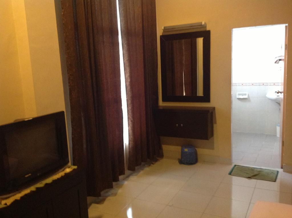 Hotel Carolina Transit Medan Esterno foto