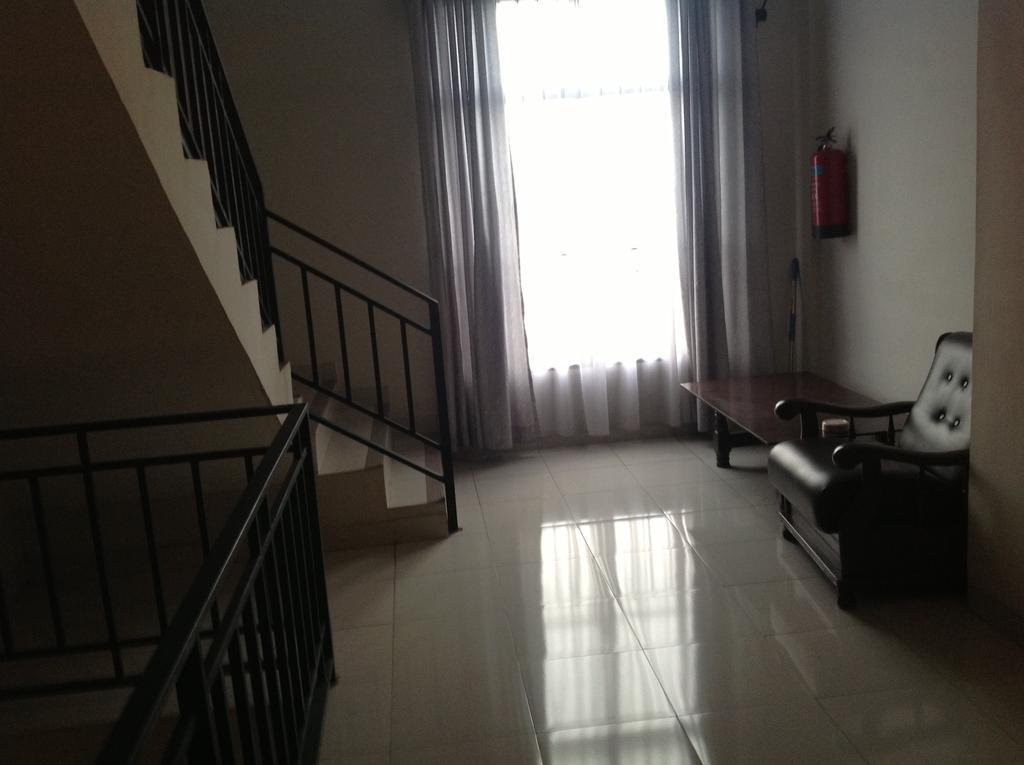 Hotel Carolina Transit Medan Esterno foto