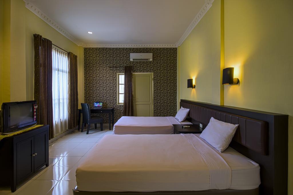 Hotel Carolina Transit Medan Esterno foto