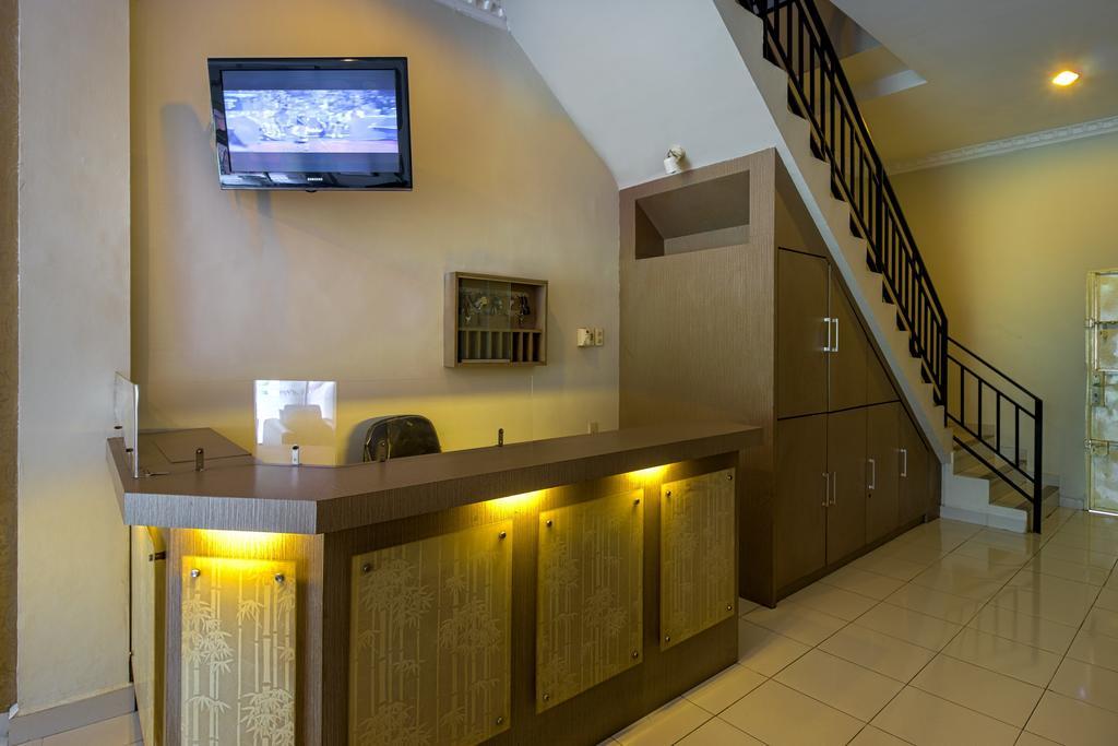 Hotel Carolina Transit Medan Esterno foto