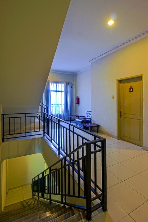 Hotel Carolina Transit Medan Esterno foto