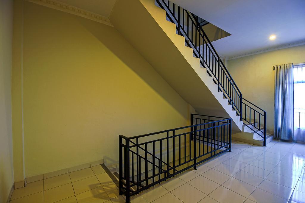 Hotel Carolina Transit Medan Esterno foto