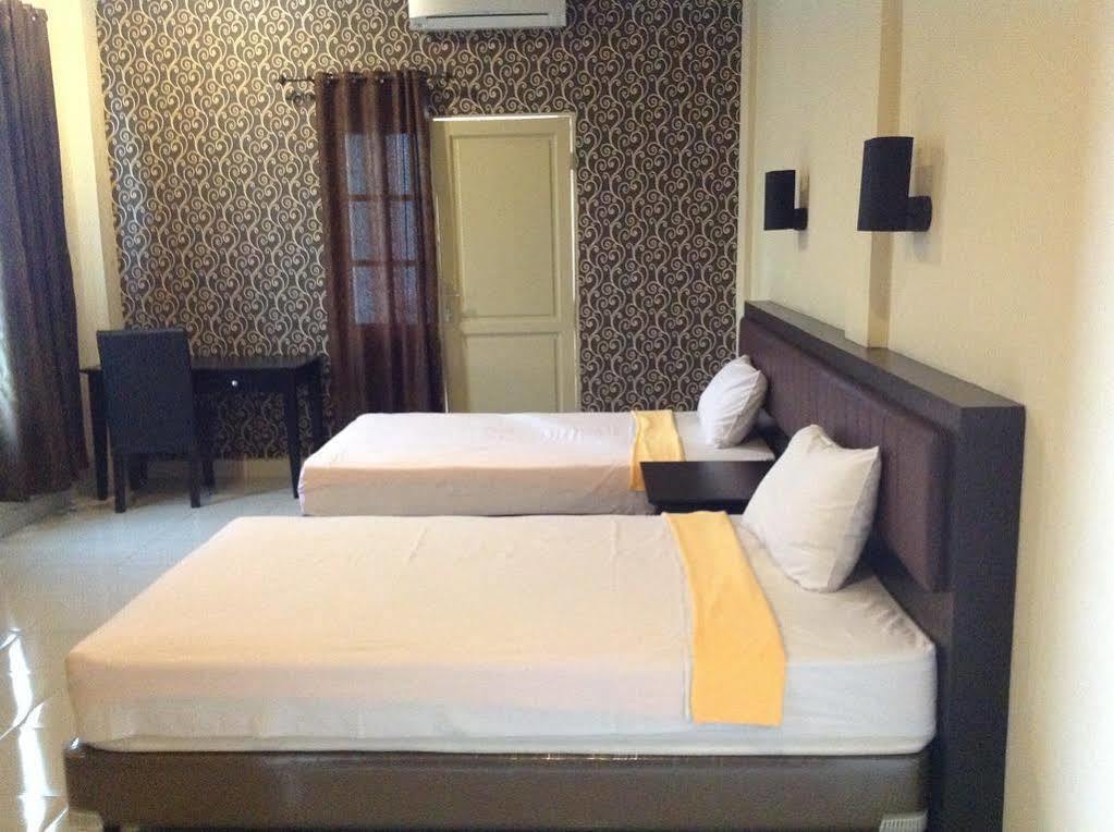 Hotel Carolina Transit Medan Esterno foto