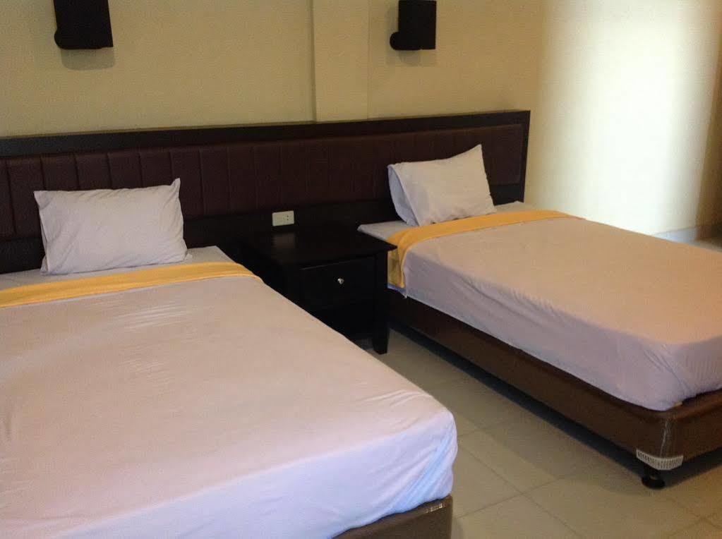 Hotel Carolina Transit Medan Esterno foto