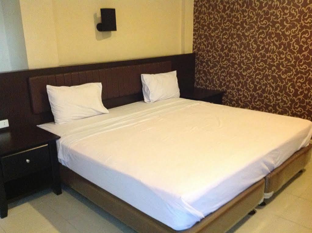 Hotel Carolina Transit Medan Esterno foto