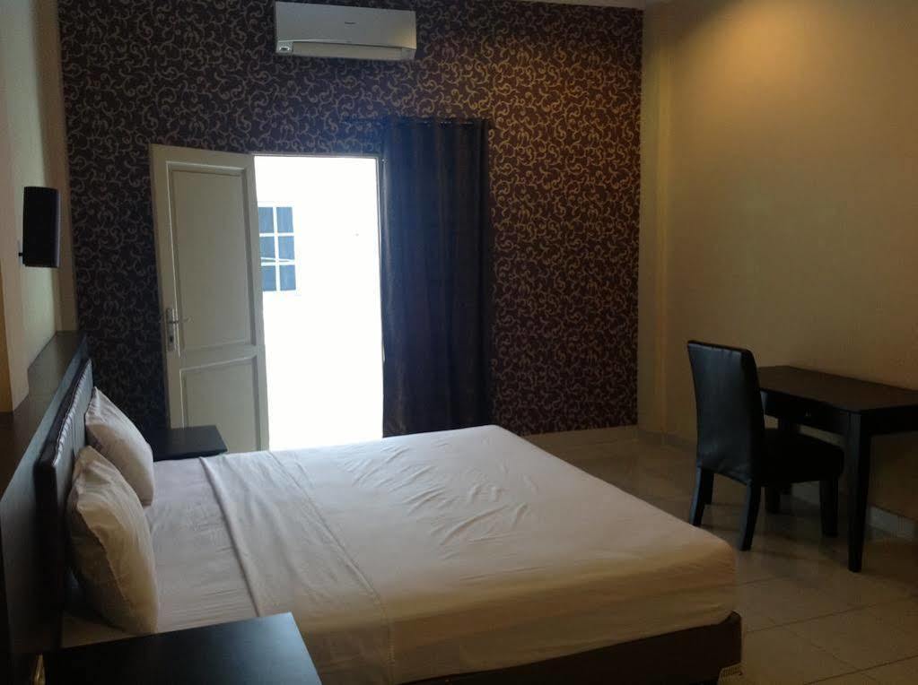 Hotel Carolina Transit Medan Esterno foto